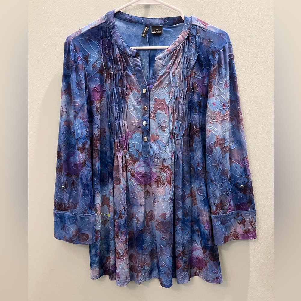 New Direction scoop neck button down blouse. Size M